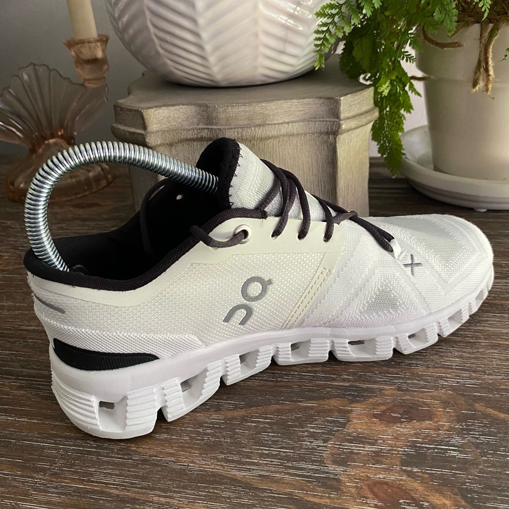 On Cloud X 4 Training Athletic Shoes Running Sneaker Women’s 7 Ivory White Black - Picture 6 of 10